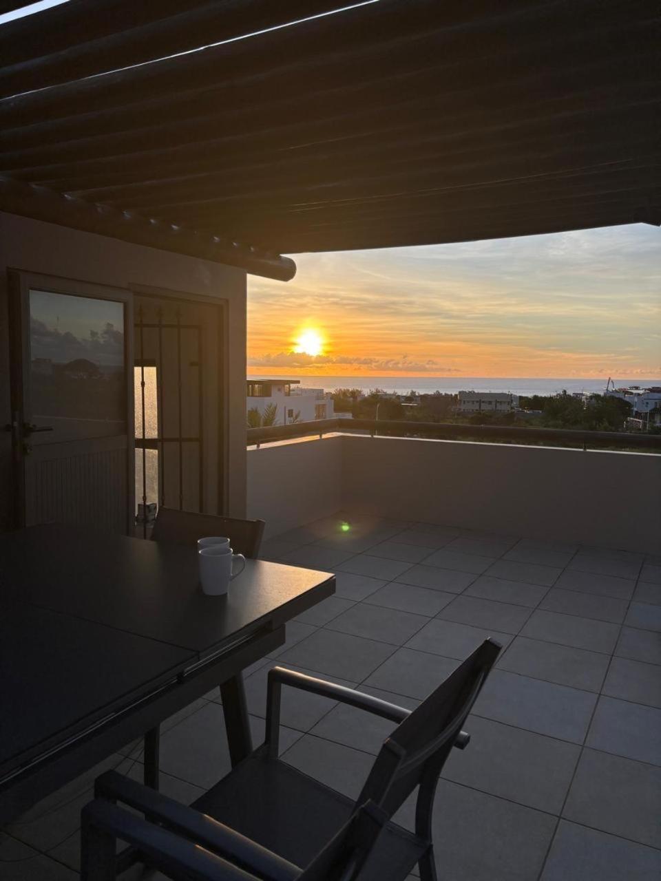 Stunning 3-Bedroom Apartment With Private Rooftop Terrace & Gorgeous Pool Flic en Flac Экстерьер фото